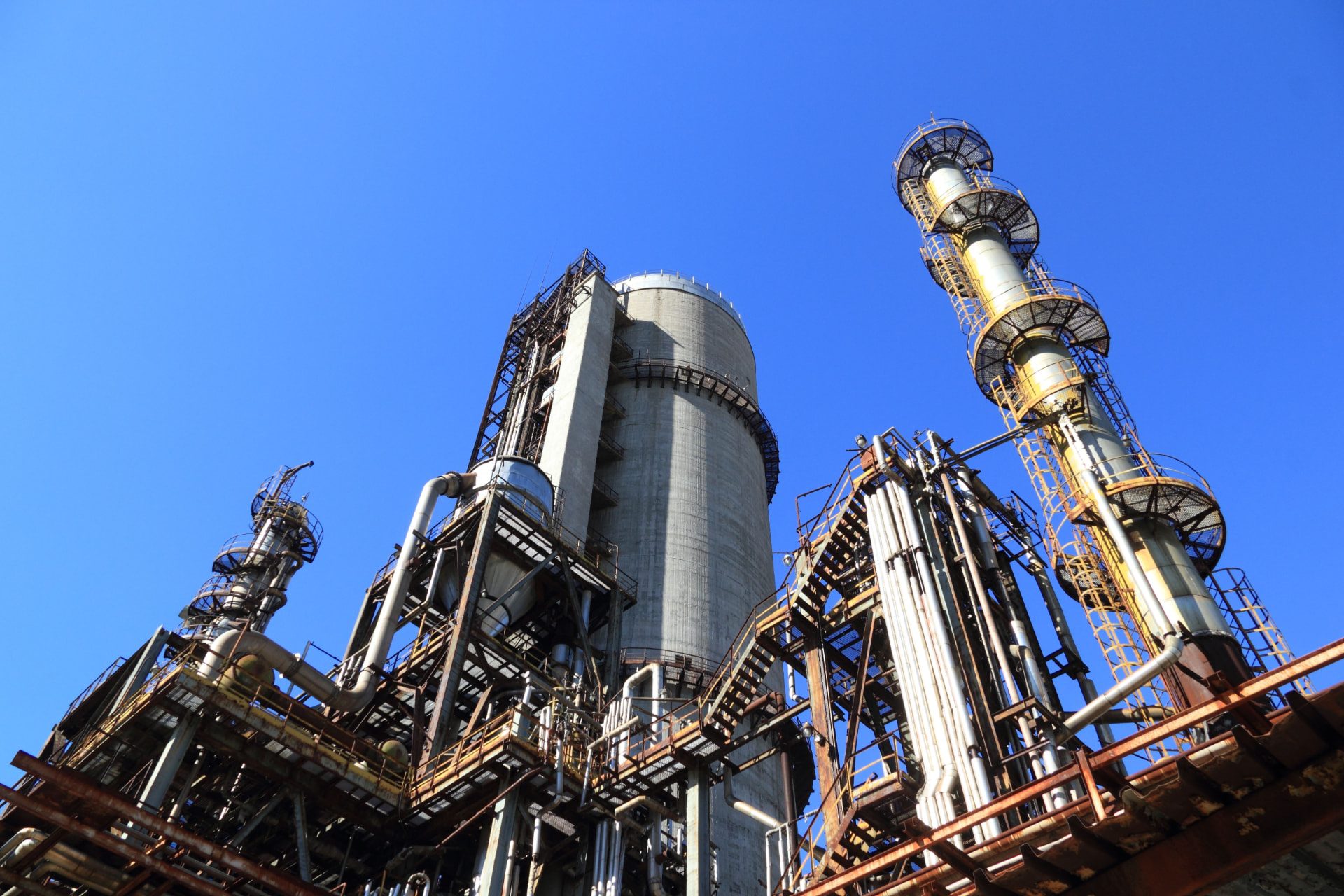 Large oil and gas process facility with towers, pipework and structural steelwork